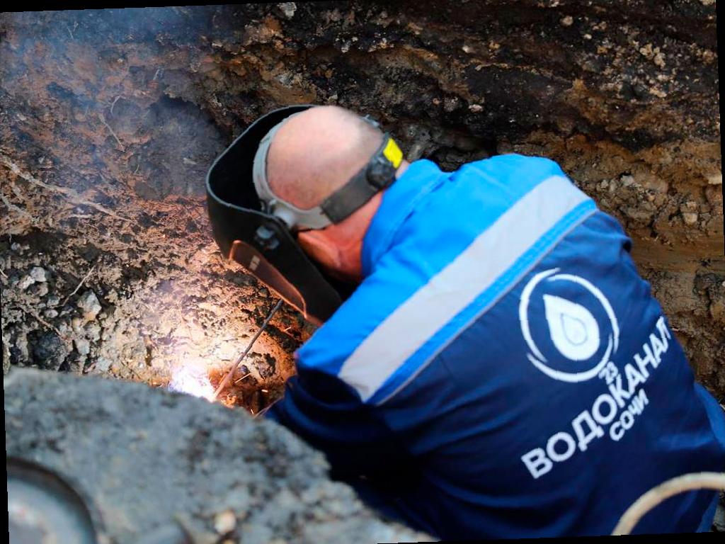 Водоканал Сочи проводит аварийные работы на улице Фабрициуса