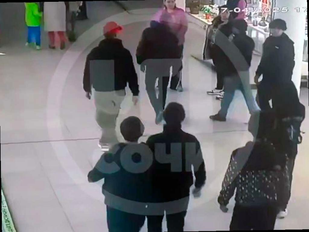 В Торговой галерее Сочи случился конфликт между мужчиной и подростками
