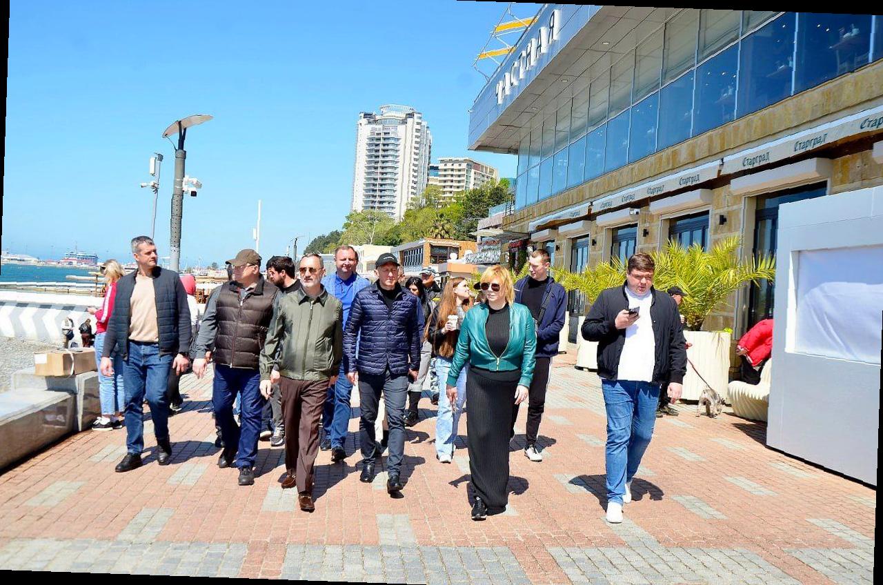 Виктор Тепляков оценил готовность пляжей в Сочи к майским праздникам