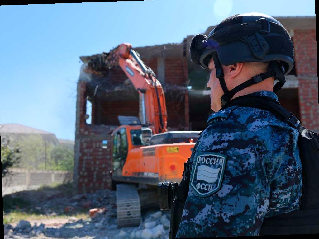 В Сочи начали сносить самострои, включая трехэтажный дом
