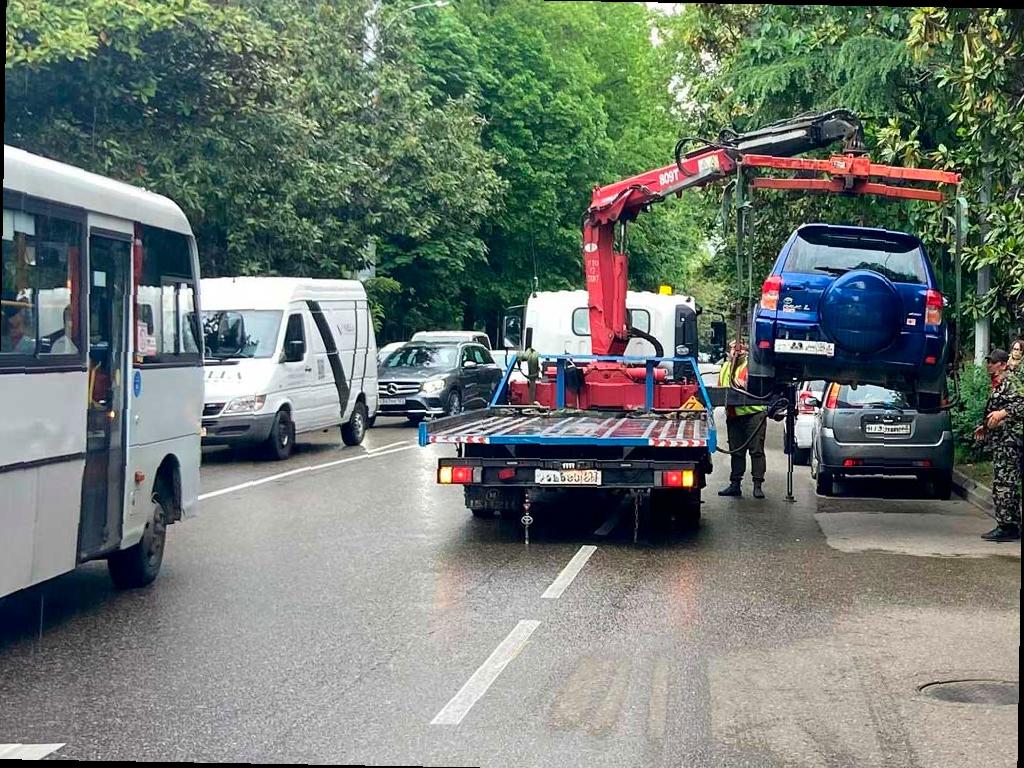 В Сочи начали эвакуацию автомобилей за нарушение правил парковки