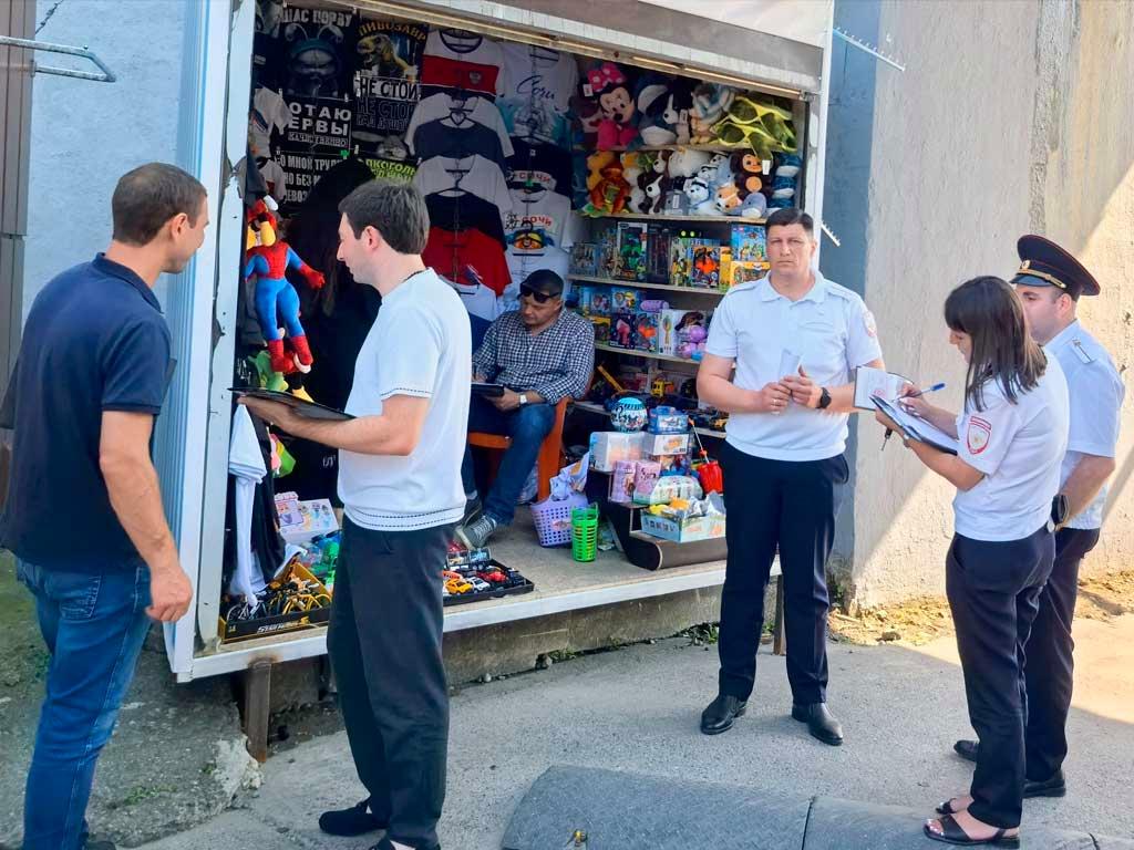 В Сочи демонтировали торговые павильоны на Мамайке