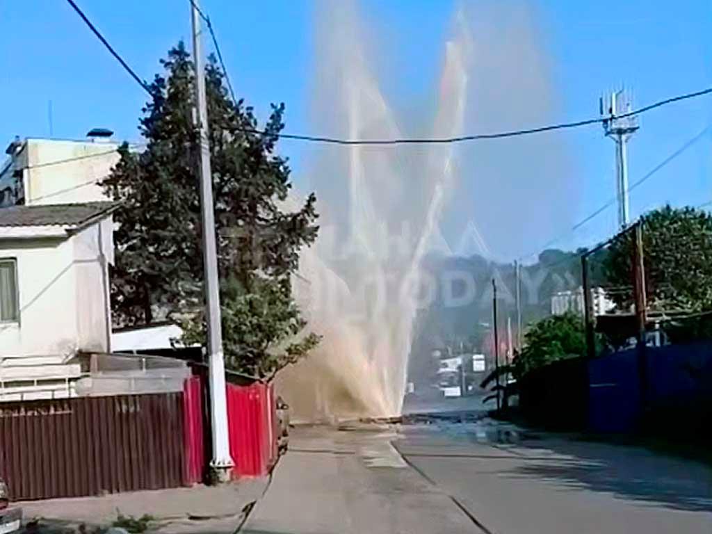 Гигантский фонтан появился на улице Искры в Кудепсте