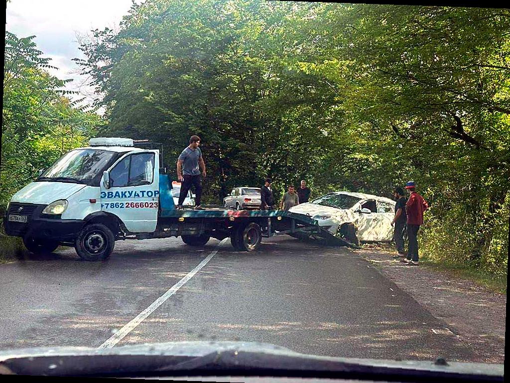 Автомобиль вылетел с дороги в селе Пластунка