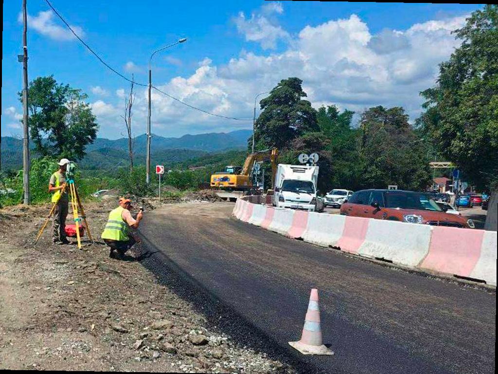 На оползневом участке в Дагомысе укладывают асфальт досрочно