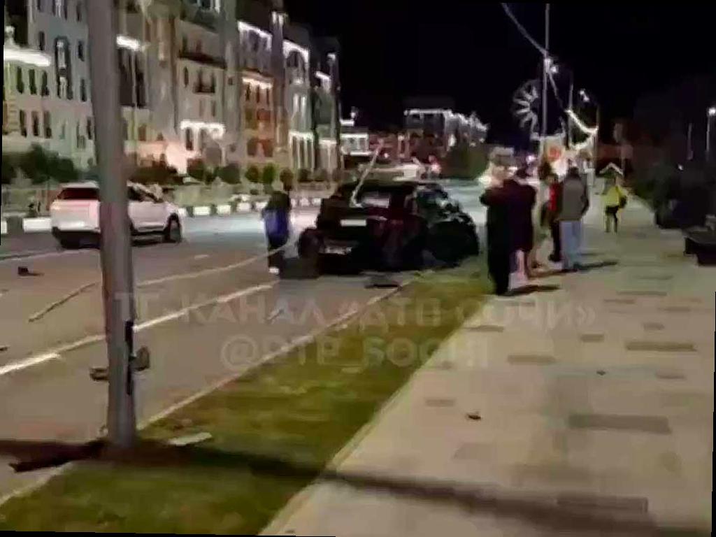В поселке Эсто-Садок в Сочи произошла авария с участием внедорожника «Мерседес». Водитель потерял контроль и врезался в дорожное ограждение, разрушив около 30 метров. На данный момент нет информации о состоянии водителя, но, к счастью, никто из пешеходов не пострадал. Фото с места происшествия доступно на телеграм-канале «ДТП Сочи».