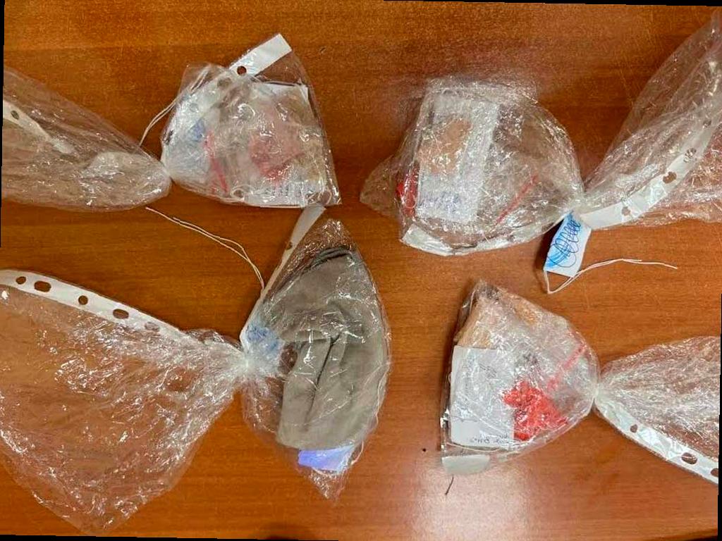В Сочи женщину обвиняют в сбыте наркотиков после того, как она была замечена полицией на железнодорожных путях. Под видом полицейских она попыталась избавиться от свертков с наркотиками, которые были обнаружены экспертами. Оказалось, что это метилэфедрон в суммарной массе более 7 граммов. Полиция установила, что женщина приобрела наркотики через Интернет и уже имела судимость за подобное преступление. Уголовное дело направлено в суд. (Источник: sochinews.io)