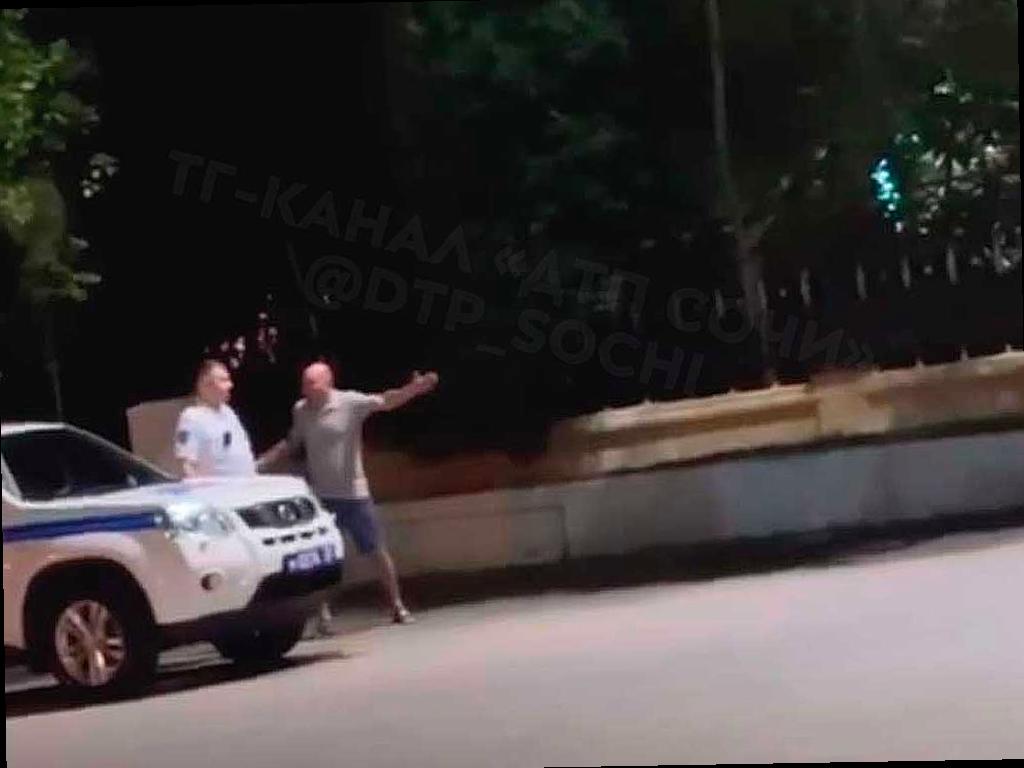 Пьяный мужчина нанес подзатыльник инспектору ГИБДД в Сочи