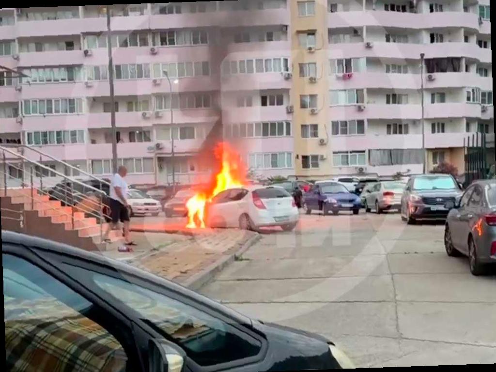 Автомобиль загорелся прямо во дворе дома в Сочи