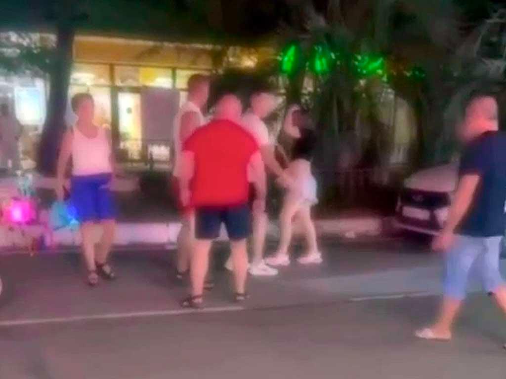 В Сочи произошел конфликт между туристами и местной жительницей