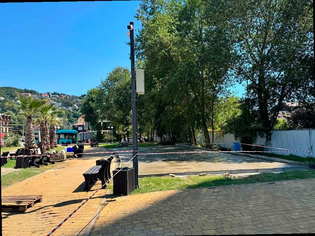 В Лазаревском районе города Сочи активно приводят в порядок пешеходные зоны