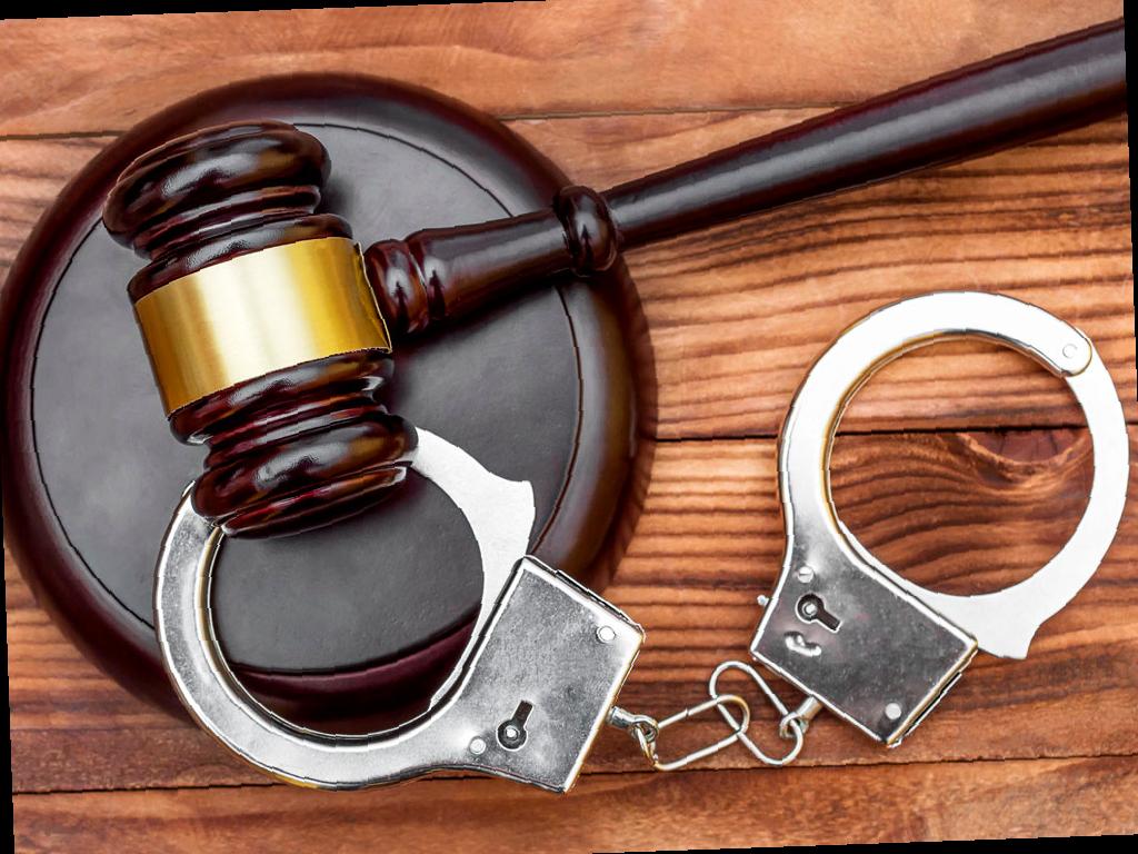 В Адлере 19-летний парень ограбил прохожего