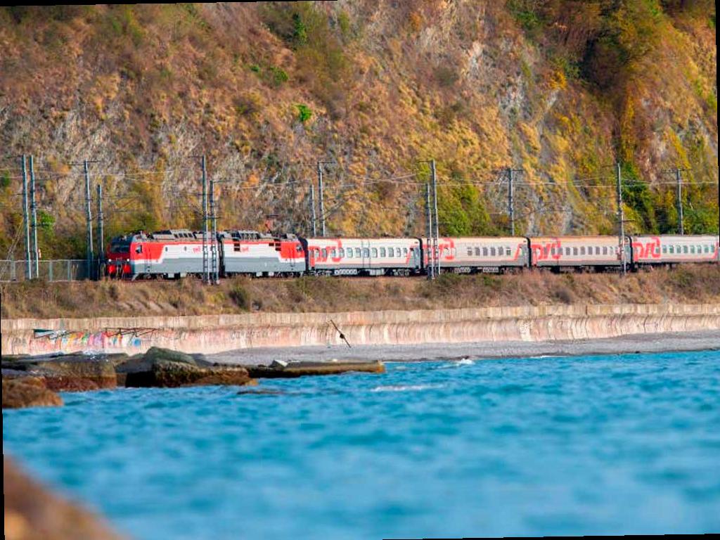 Дополнительный поезд будет курсировать между Санкт-Петербургом и Сочи в сентябре. Этот поезд №481/482 «Санкт-Петербург – Имеретинский Курорт» будет отправляться через день. Из Санкт-Петербурга он будет отправляться с 6 по 26 сентября в 23:30, за исключением 20 и 22 сентября. А из станции Имеретинский курорт — с 10 по 30 сентября в 01:04, за исключением 24 и 26 сентября. Поезд также будет останавливаться в Туле, Ельце, Воронеже, Ростове-на-Дону и других городах.