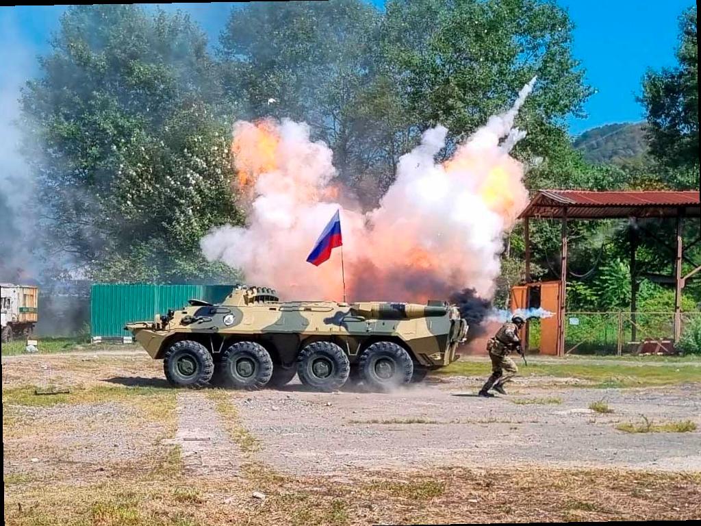 Росгвардейцы устраивают показательные выступления для школьников в Сочи