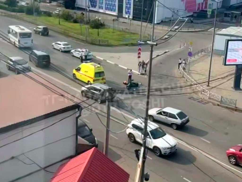 Автоледи, совершившая поворот через сплошную линию на улице Донской в центре Сочи, столкнулась с мопедистом утром сегодня. По словам очевидцев, автомобиль двигался к ТРЦ «МореМолл», а мопедист ехал в сторону Краснодарского кольца. В результате произошедшего мопедист получил травмы различной степени тяжести и был госпитализирован. Фото с места ДТП можно посмотреть по ссылке: https://t.me/dtp_sochi.