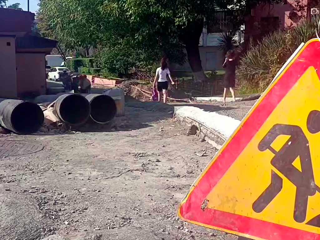 Водоканал Сочи завершает ремонт трубопровода на Чехова