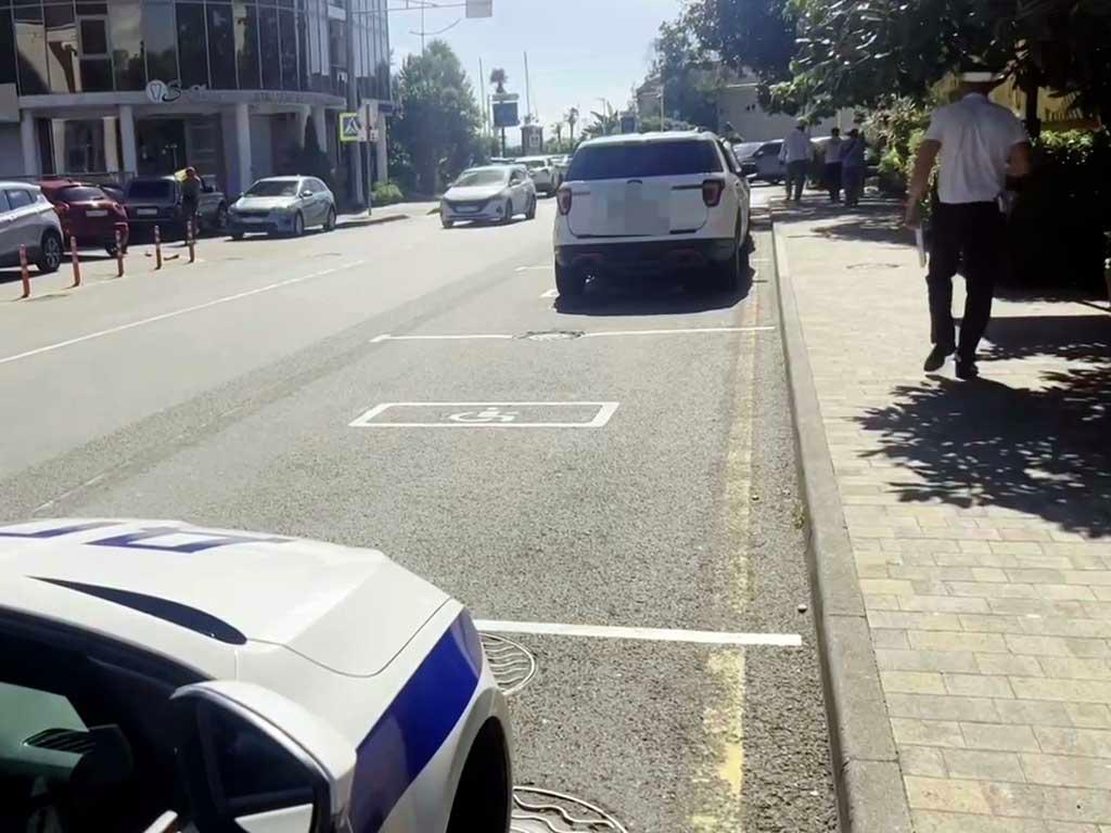 Более 650 автомобилей в Сочи отправлены на спецстоянку за неправильную парковку