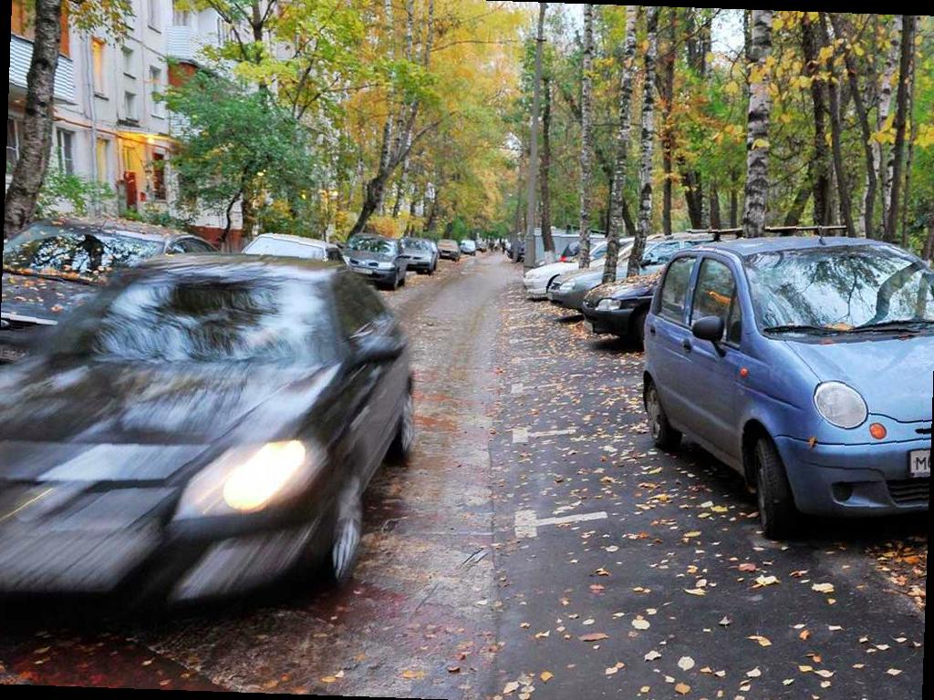В Госдуме напомнили, что установка цепей, столбов и блокираторов на парковочных местах во дворе является недопустимым действием. За такие самовольные действия граждане могут быть оштрафованы. Об этом сообщил заместитель председателя комитета Госдумы по строительству и ЖКХ Сергей Колунов.