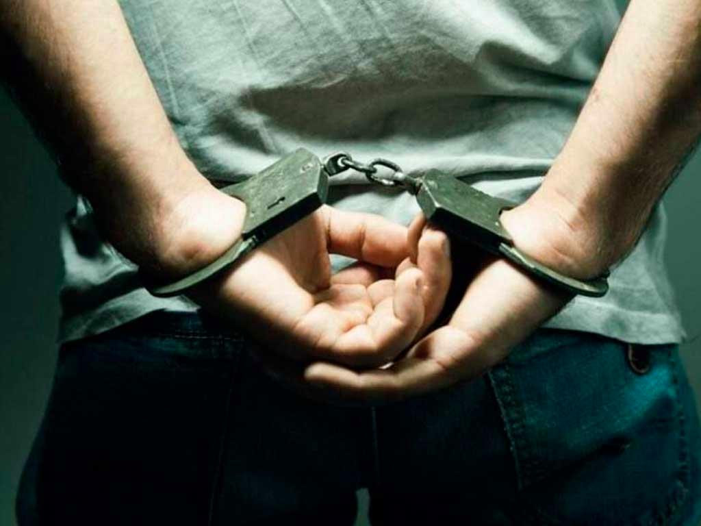 В Адлере вор украл ценные вещи из машины, в которой спал водитель