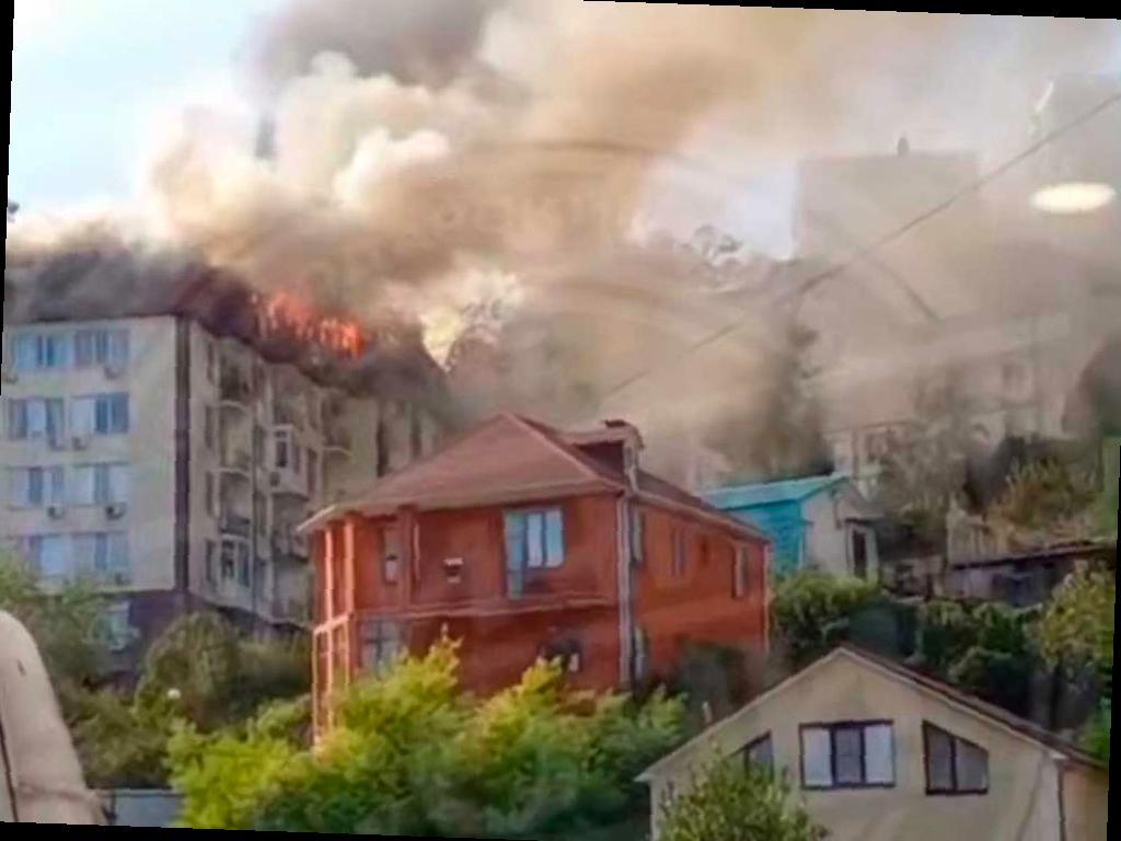 В Сочи происходит пожар в многоэтажном доме на улице Альпийской