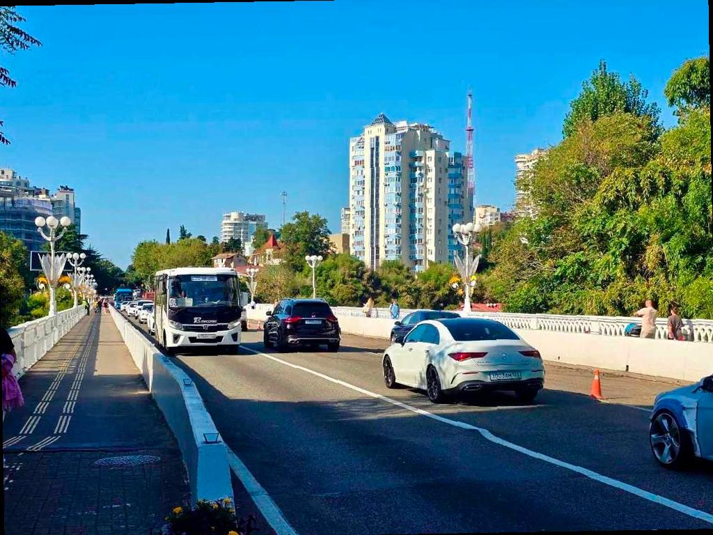 В Сочи обновляют асфальт на Верещагинском виадуке
