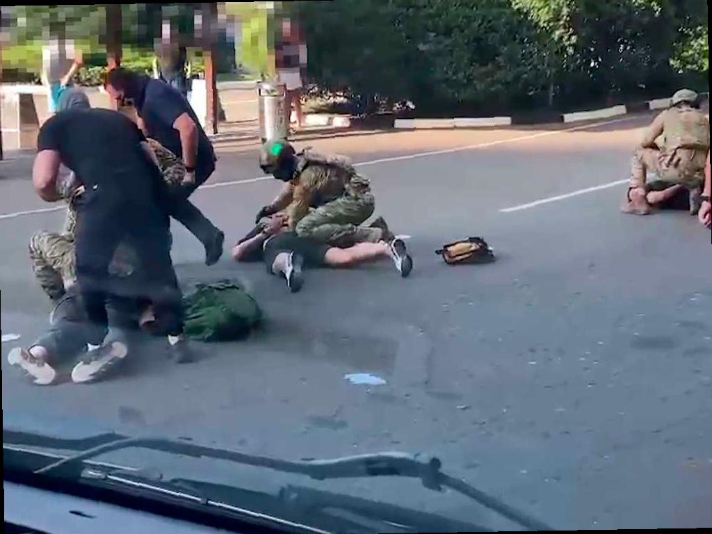 В аэропорту Сочи задержали молодого человека, подозреваемого в вербовке людей в террористическую организацию. Ему предъявлены серьезные обвинения, включая пропаганду экстремизма и участие в террористической деятельности. Силовики из ОМОНа Росгвардии помогли полицейским в этой операции.
