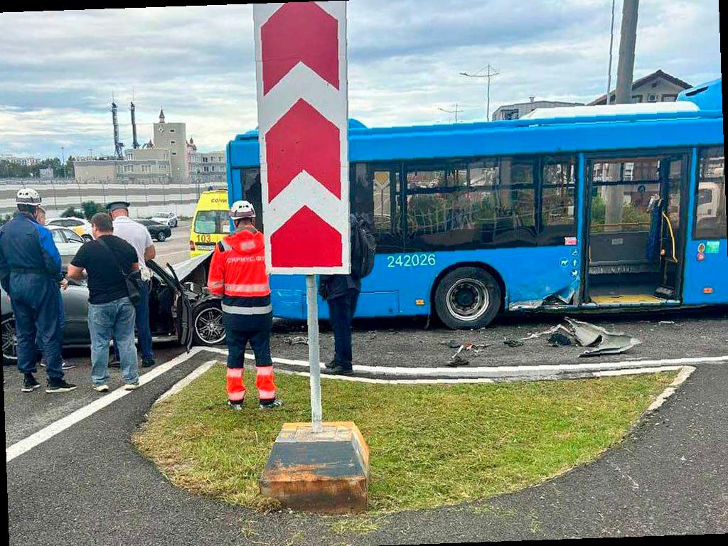 В Сириусе легковушка столкнулась с автобусом