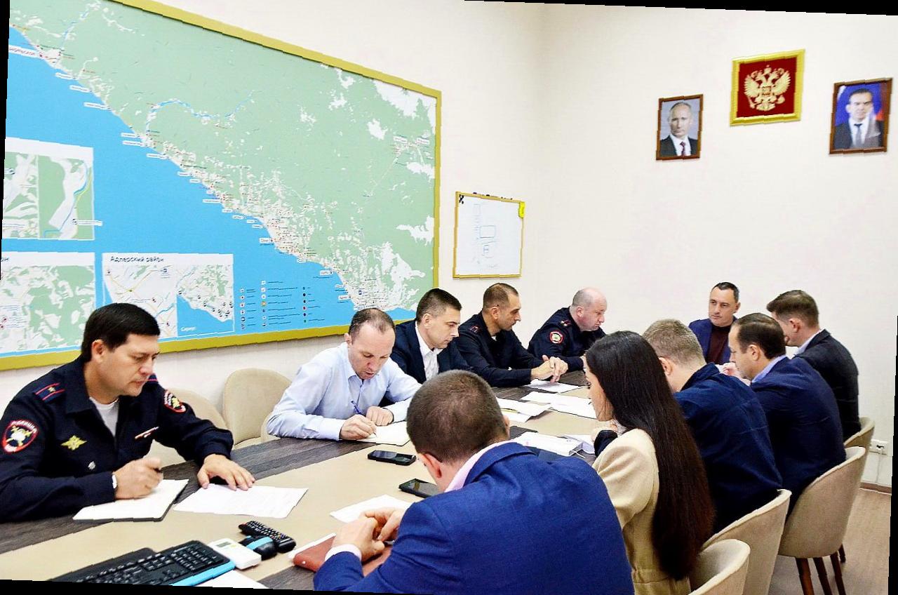 «Виктор Тепляков провел совещание по улучшению авторынка в Сочи»