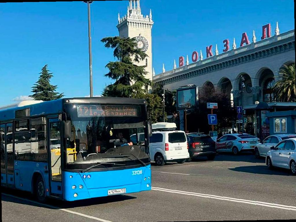 Почти полсотни сочинских автобусов изменят маршруты на полдня