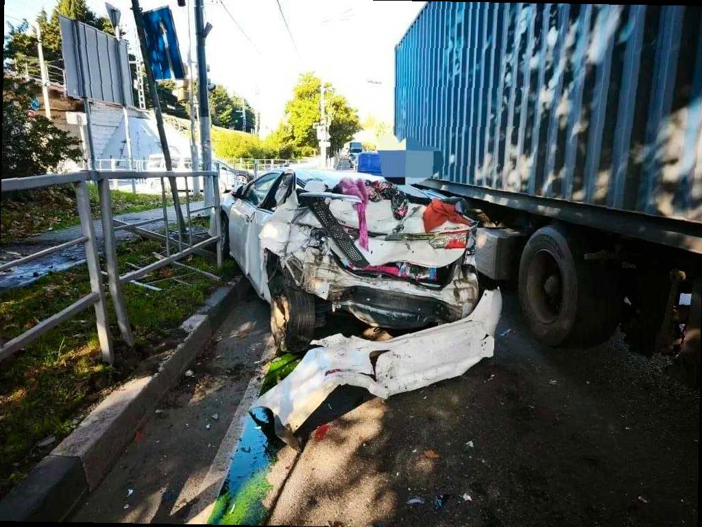 В Сочи грузовик столкнулся с легковушкой, пострадали дети