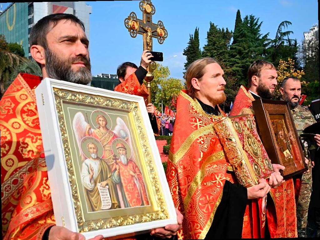 Сочи отметило день своего небесного покровителя, Архангела Михаила, сегодня утром. В храмах и монастырях курорта прошло торжественное богослужение, которое возглавили епископ Сочинский и Туапсинский Герман и митрополит Екатеринодарский и Кубанский Василий.