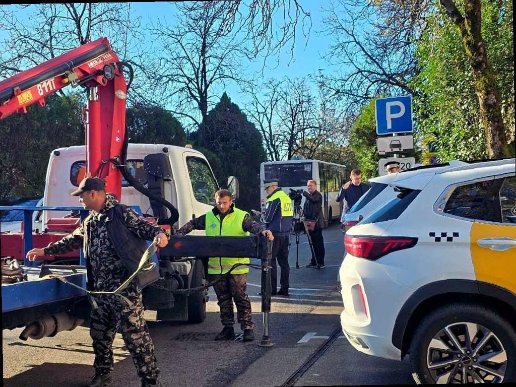 В Сочи эвакуируют автомобили, припаркованные неправильно