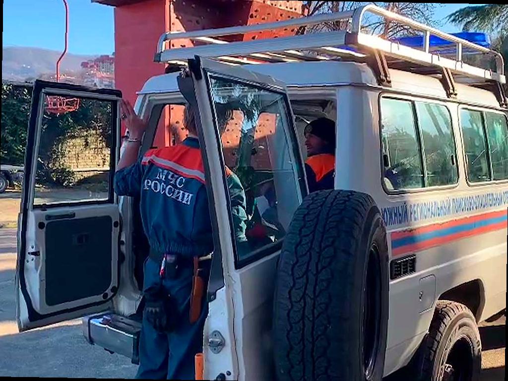 В Сочи спасатели помогли мужчине, который сорвался со скалы в реку