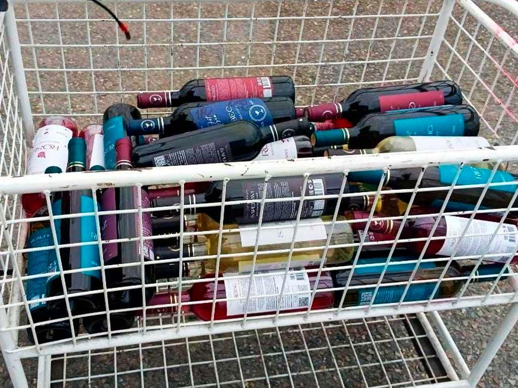 Сочинские таможенники остановили туриста из Абхазии, который пытался провезти алкоголь и сигареты через пункт пропуска МАПП Адлер. Они обнаружили товары в багаже автомобиля NISSAN X-TRAIL и изъяли их. Всего было найдено 84 бутылки различных алкогольных напитков и 100 пачек сигарет марки MILANO New York.