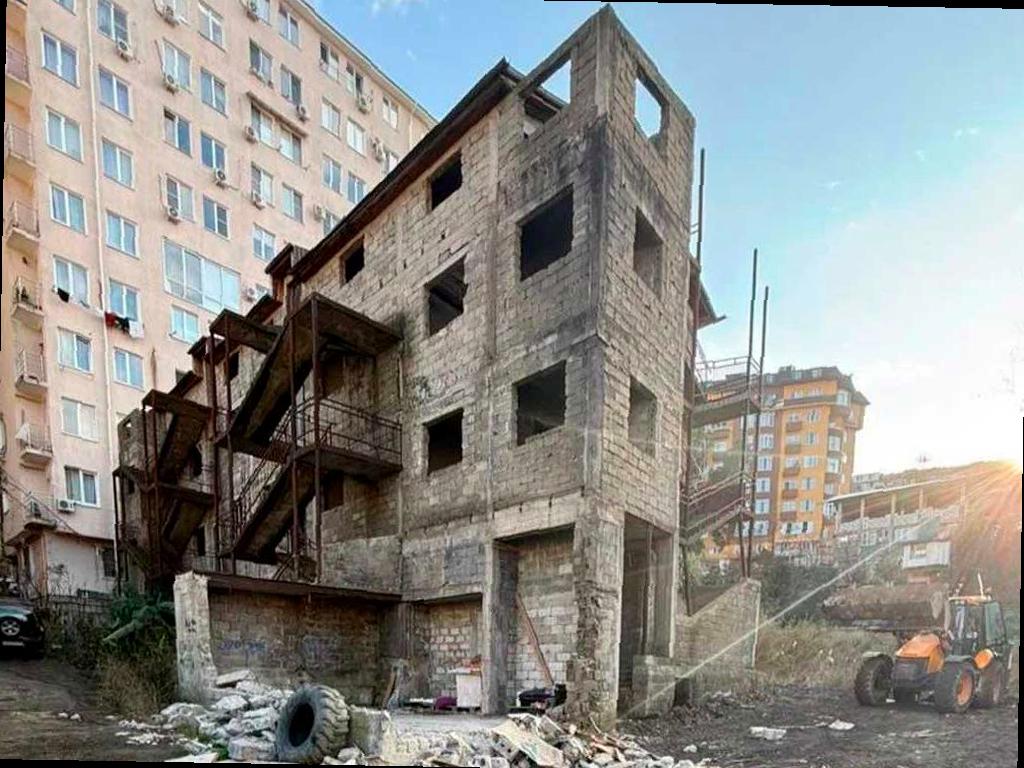 Власти Сочи приступили к сносу трех самостроев