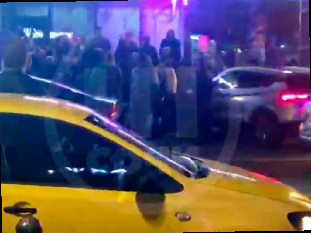 В полиции Сочи разъяснили ситуацию с дракой, о которой говорили в соцсетях. На улице Виноградной ночью произошел конфликт между молодыми людьми. Полицейские и росгвардейцы оперативно прибыли на место происшествия и помогли разрешить конфликт. Участники драки не имели претензий друг к другу, не обращались за медицинской помощью и не подавали заявлений в полицию. Полиция подчеркнула, что массовой драки на самом деле не произошло.