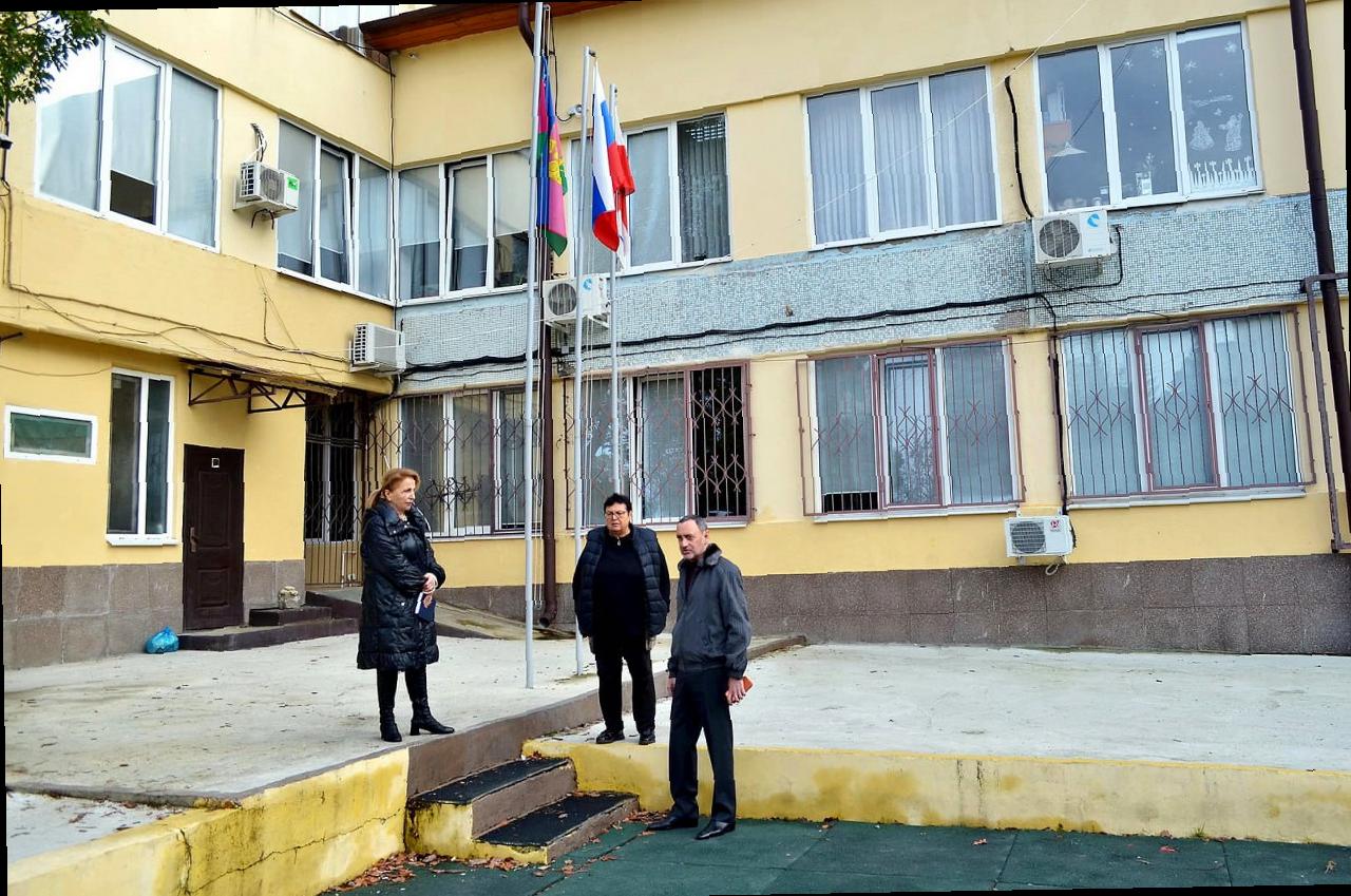 «Виктор Тепляков проверил благоустройство гимназии № 44 в Сочи»