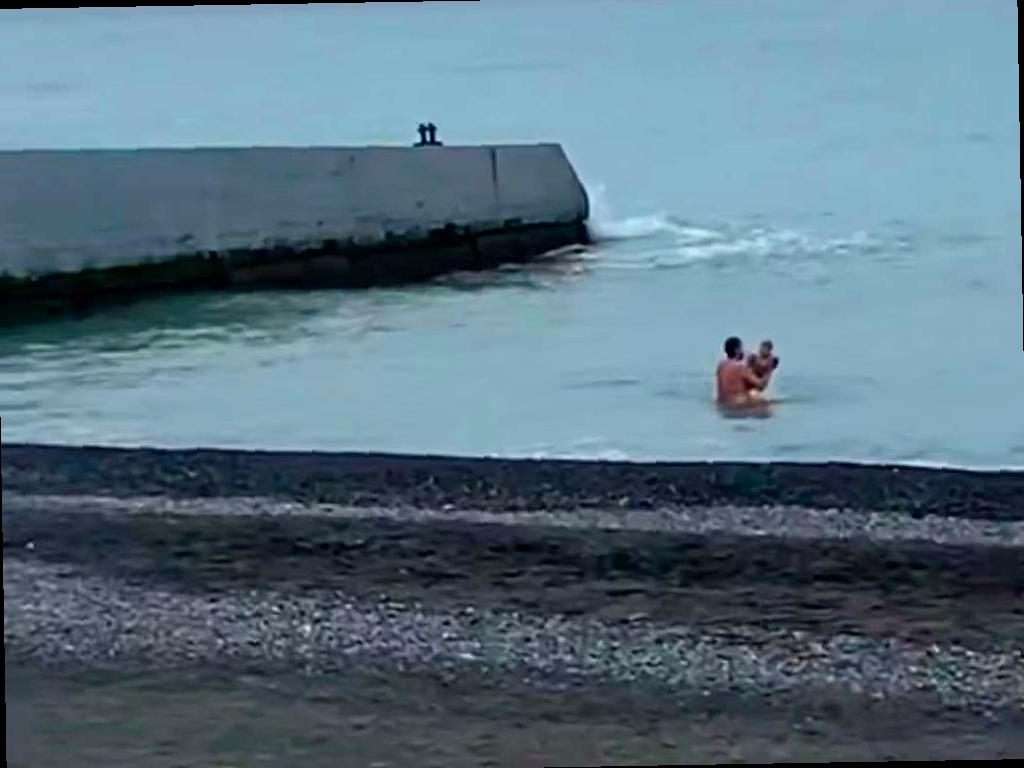 В Сочи мужчина купал в зимнем море детей, полиция разыскивает «моржа»