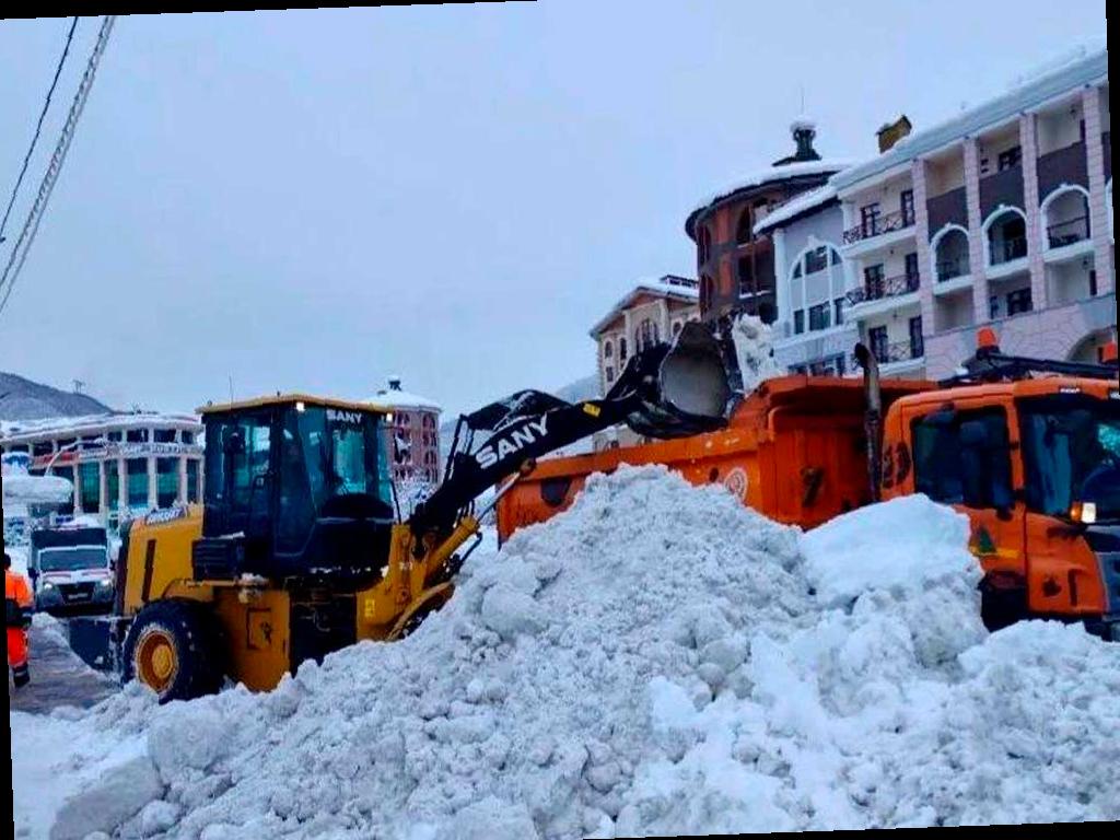 За новогодние праздники в Сочи удалось убрать огромное количество снега с дорог — целых 70 тысяч кубометров. Непрекращающиеся снегопады были настоящим испытанием для городских служб. Они столкнулись с аномальными осадками и большим потоком туристов, что серьезно нагрузило инфраструктуру.
