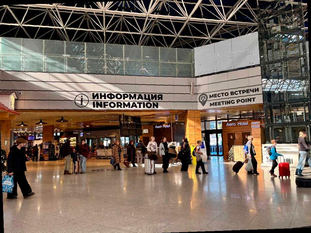 Аэропорт Сочи временно приостановил приём и отправку воздушных судов из-за мер безопасности. Ограничения были введены ночью на 8 января и действовали почти четыре часа, пока не были отменены.