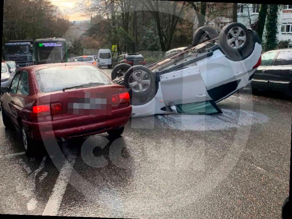 В центре Сочи автомобиль перевернулся