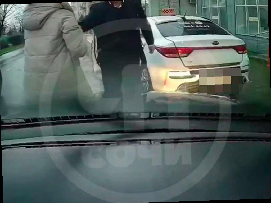 Таксист в Сочи вступил в конфликт с женщиной из-за парковки, полиция расследует