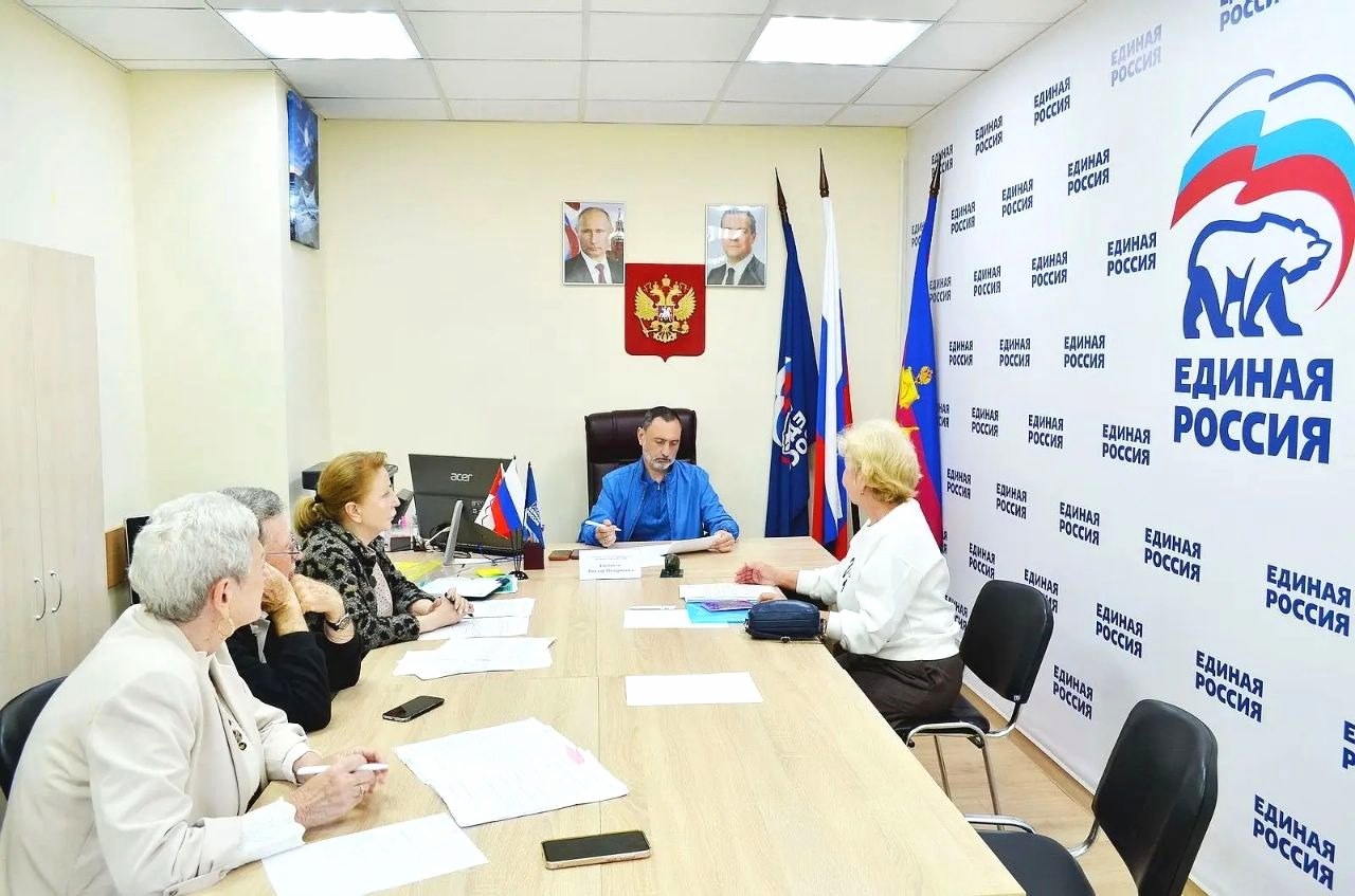 Депутат ЗСК Виктор Тепляков встретился с жителями Сочи в приёмной ЕР
