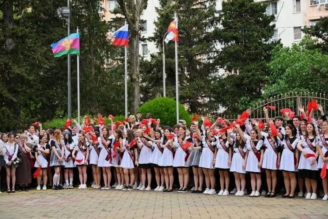 В Сочи для 11 тысяч выпускников прозвенел «последний звонок