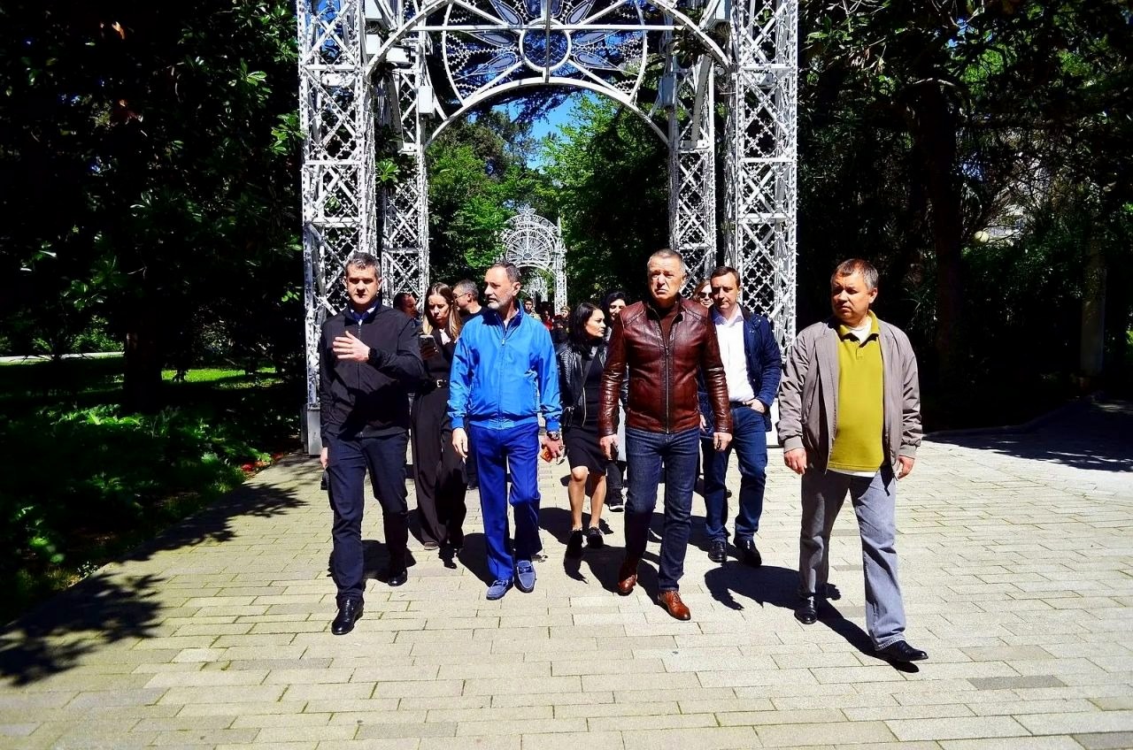 Виктор Тепляков проверил готовность верхней Приморской набережной Сочи
