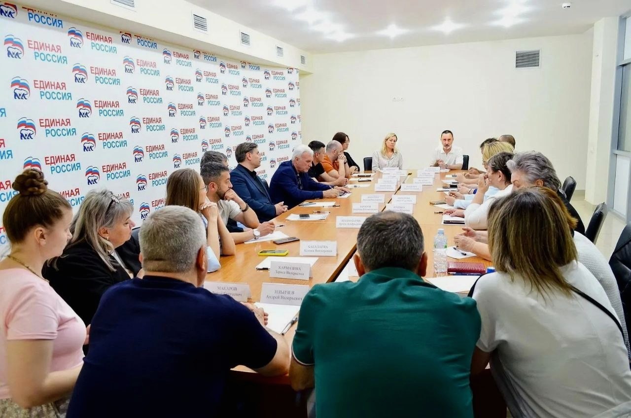 Депутат ЗСК Виктор Тепляков обсудил гуманитарную помощь в зоне СВО