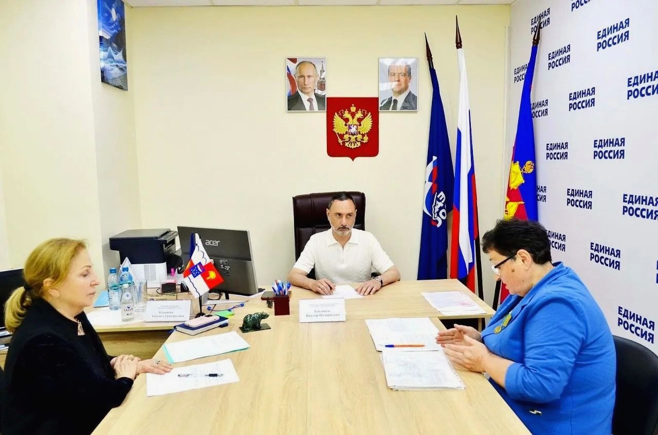 Депутат ЗСК Виктор Тепляков провел приём граждан в Общественной приёмной ЕР