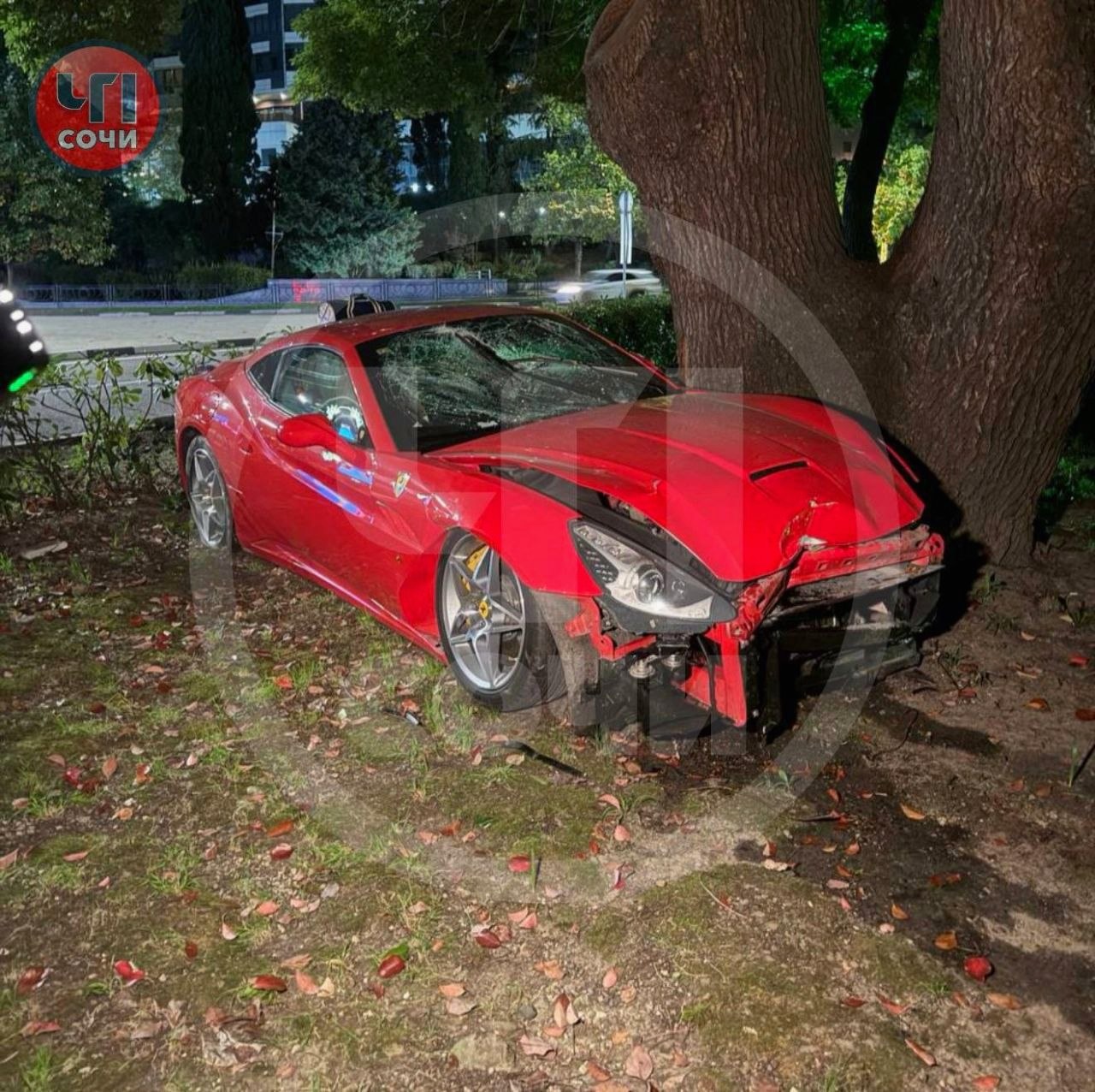 Спорткар Ferrari California попал в аварию в центре Сочи